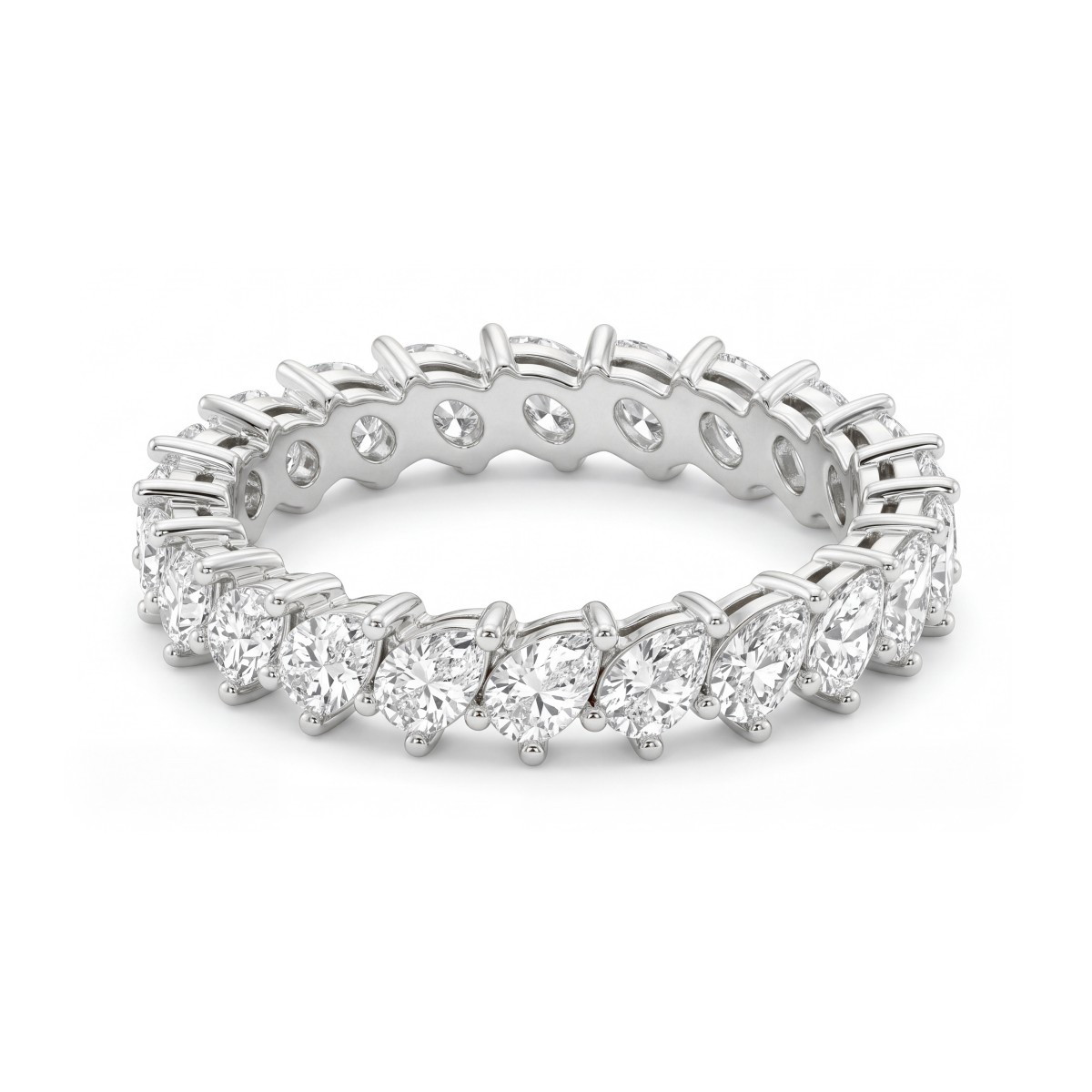 Laurel - peervormige moissanite volledig bezette eternity ring met gekantelde stenen