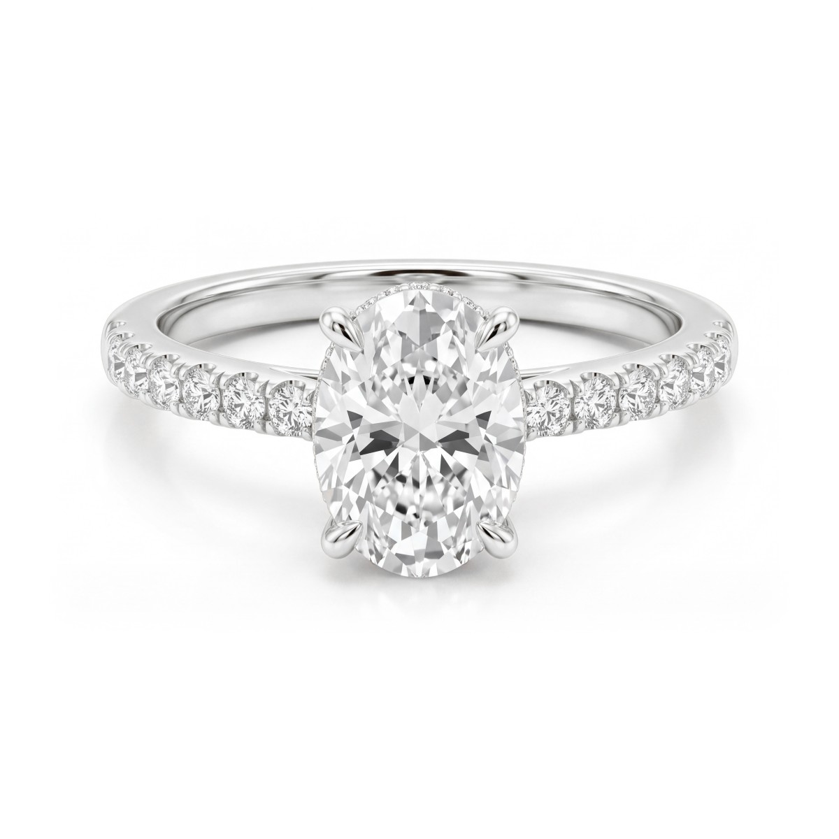 Moonveil - ovale moissanite verlovingsring met hidden halo en pavé ringband