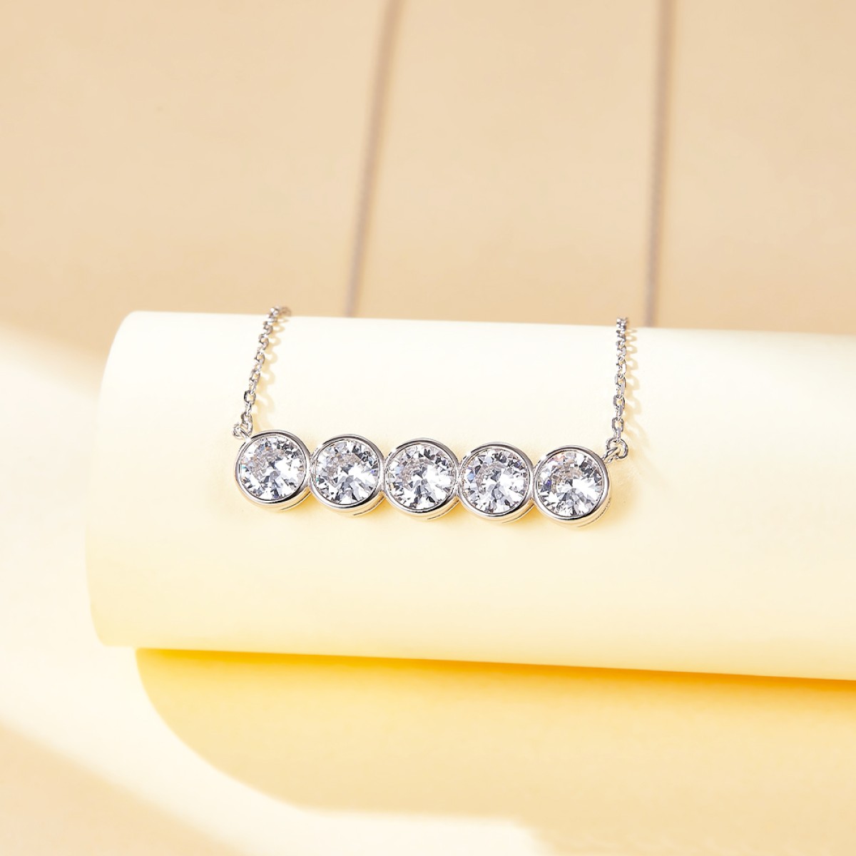 Quinta - Moissaniet ketting met vijf stenen in een bezel