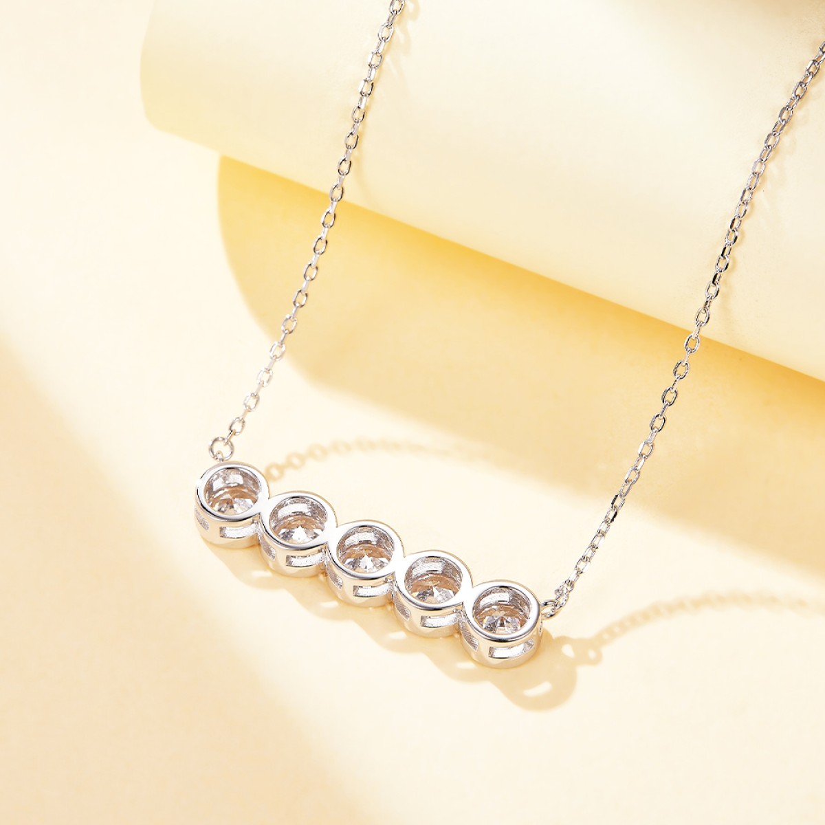 Quinta - Moissaniet ketting met vijf stenen in een bezel
