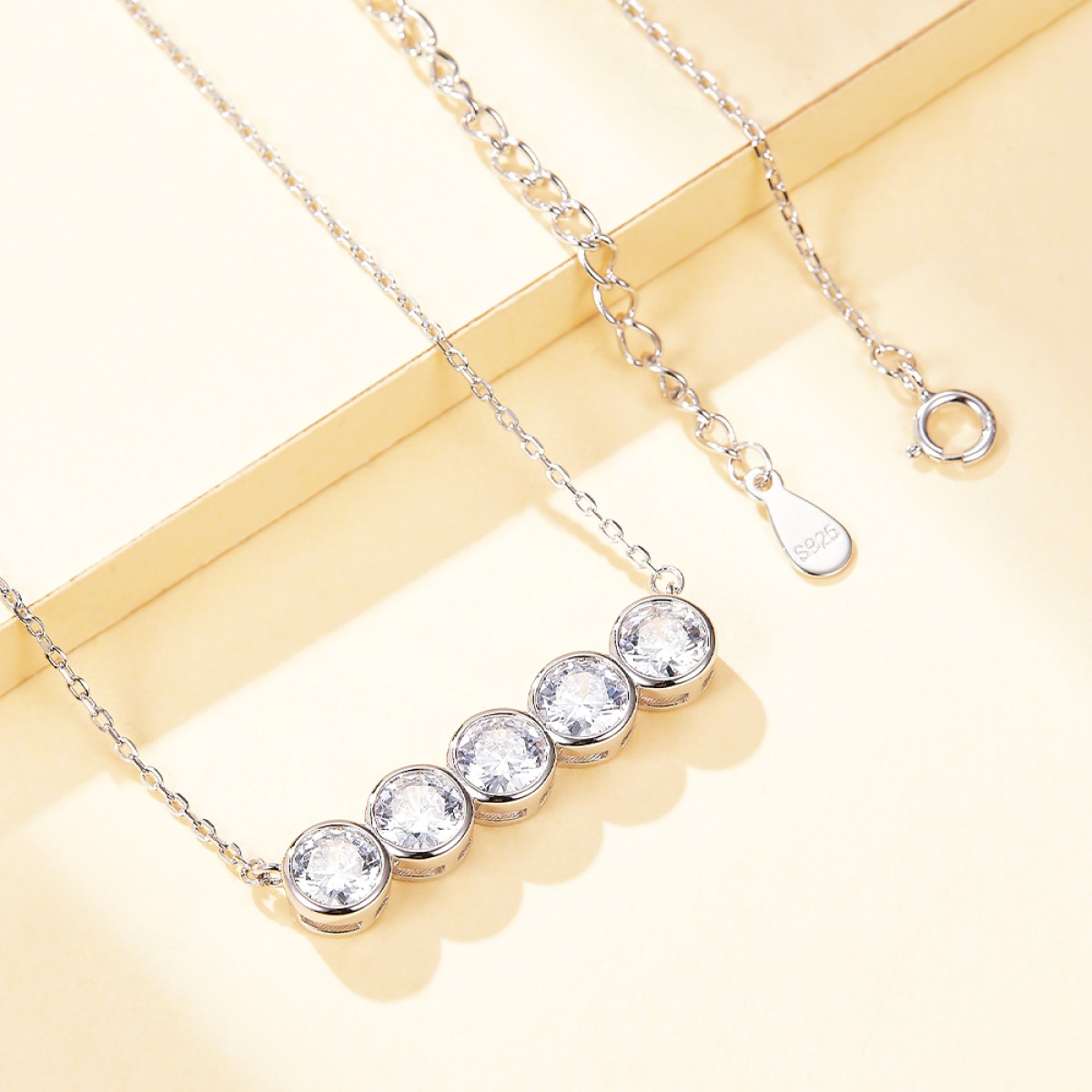 Quinta - Moissaniet ketting met vijf stenen in een bezel