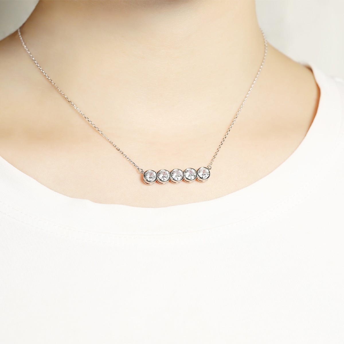 Quinta - Moissaniet ketting met vijf stenen in een bezel