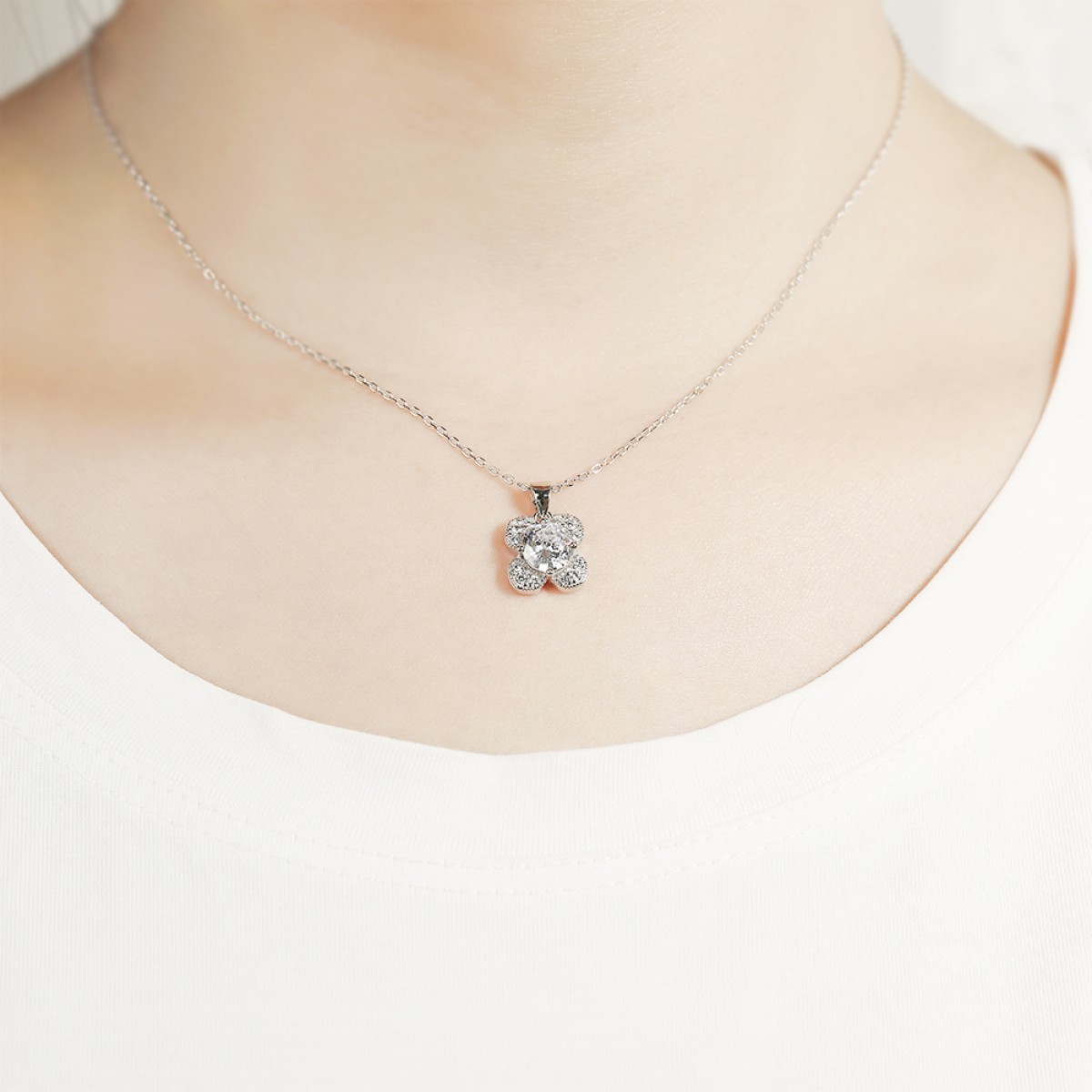 Flora - moissanite hanger met klaverdesign en pavéaccenten