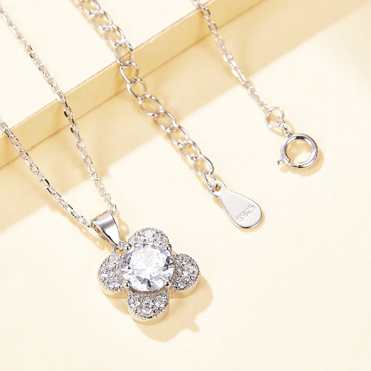 Flora - Klaver Ontwerp Moissanite Hanger met Pavé Accenten