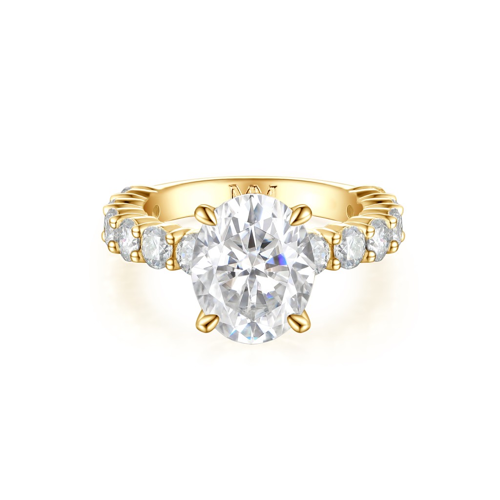 Majestica - Ovaal Moissanite Ring met Zijstenen