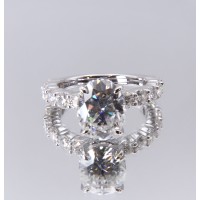 Majestica - Ovaal Moissanite Ring met Zijstenen