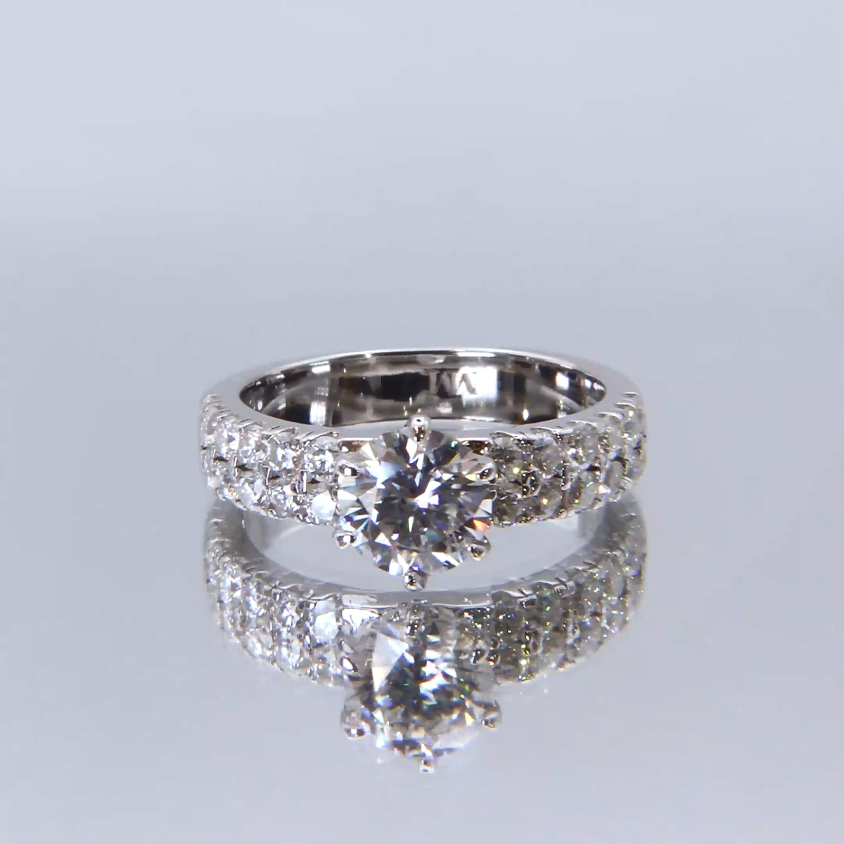 Serena - Moissanite Ring Met Dubbele Pavé Zijstenen
