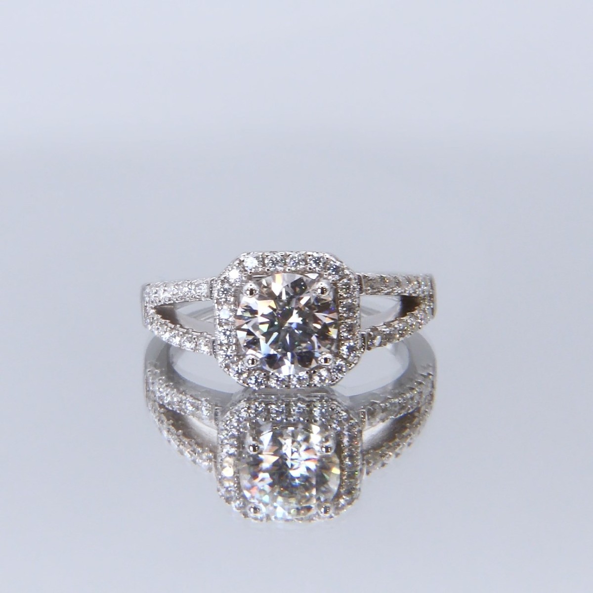 Evora - Moissanite Halo Ring Met Split-Shank | My Moissanite