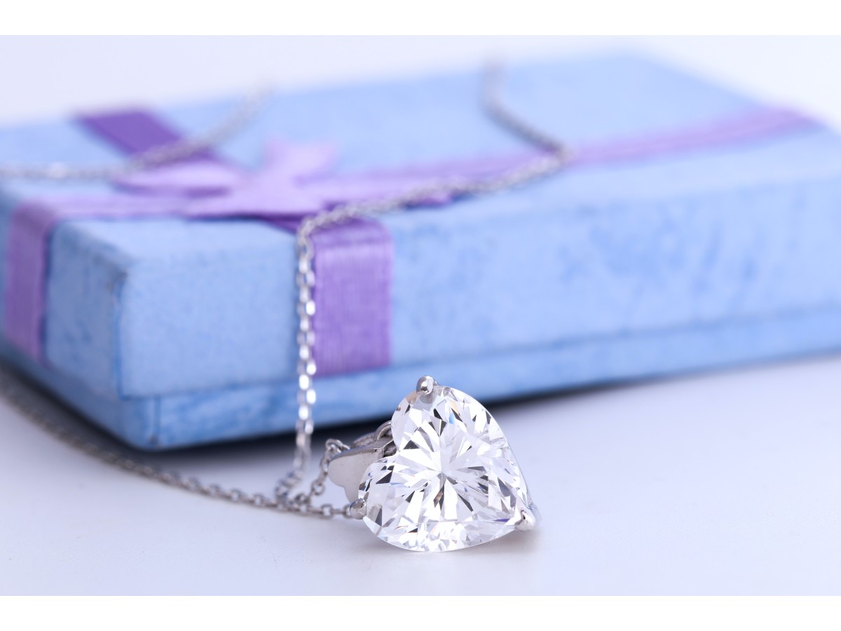 Moissanite Hangers: 10 Redenen Waarom Elke Vrouw Er Een Moet Hebben