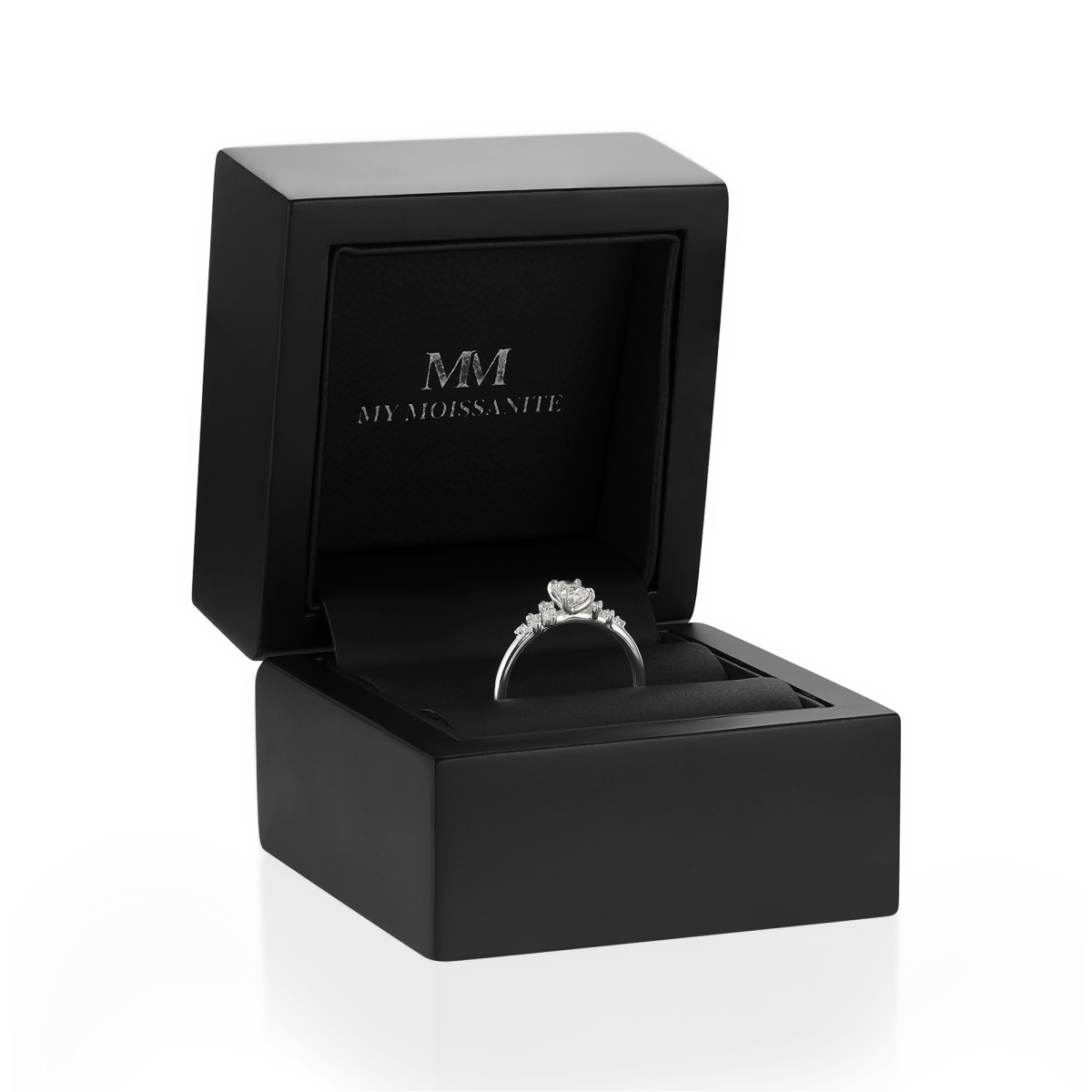 Ovaal - Moissaniet ring met minimalistische zijstenen