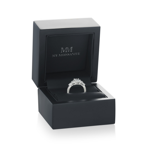 Lustrina - Ovaal Moissanite Ring met Schitterende Accenten