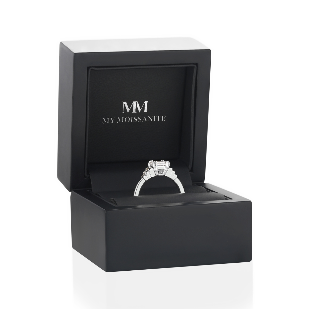 Rectanglo - Smaragd Geslepen Moissanite Ring met Baguette Accenten