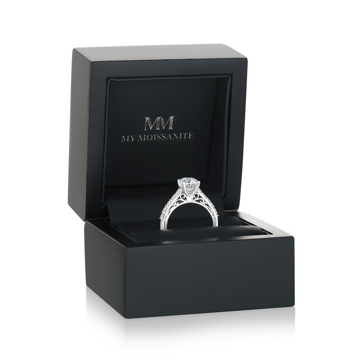 Fiorenza - Tijdloze Moissanite Ring met Pavé Band en Galerijdetail