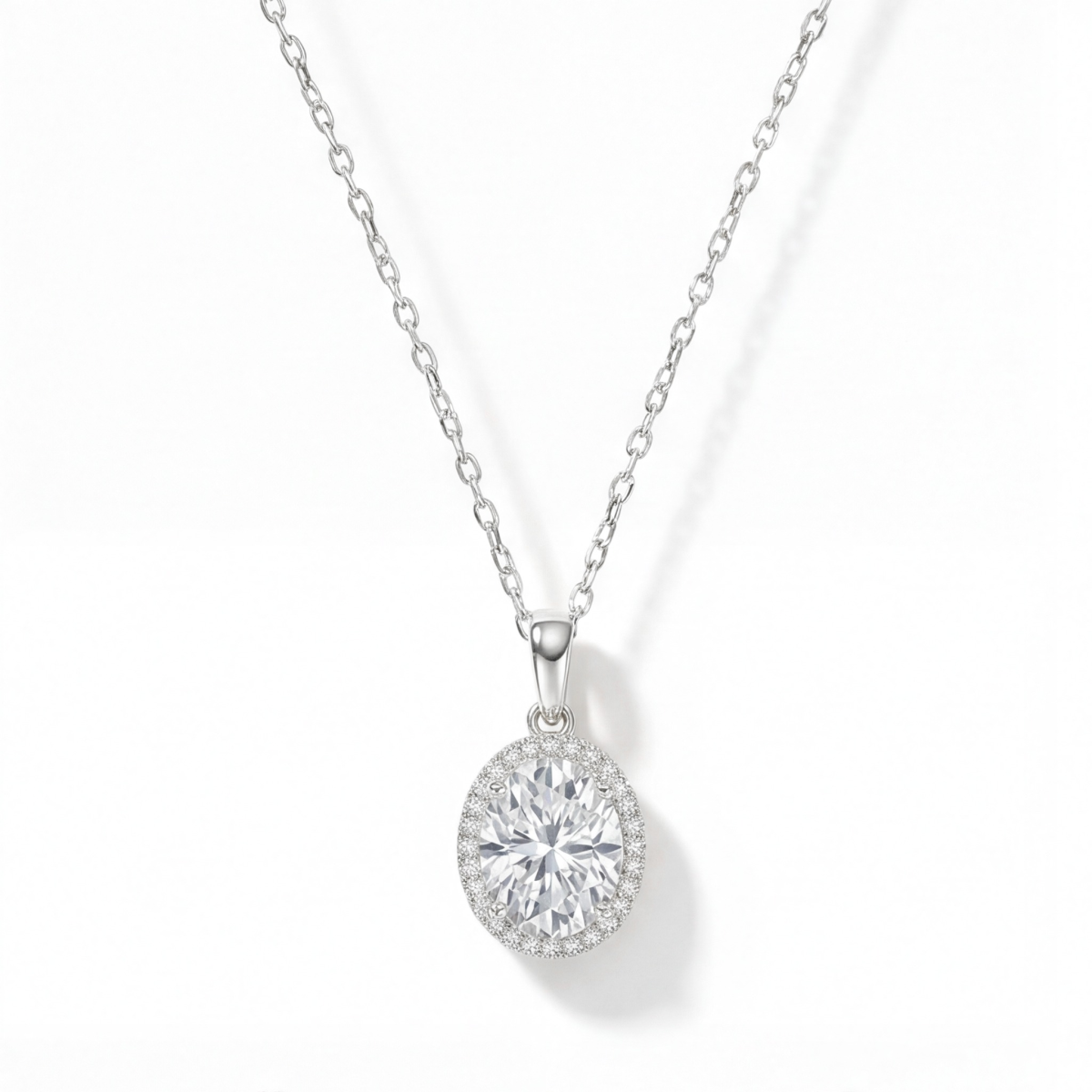 Clarique - klassieke ovale moissanite hanger met pavé halo