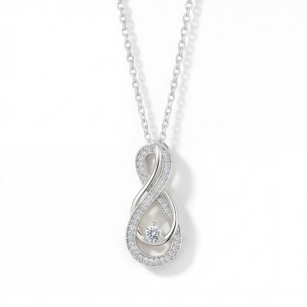 Infinity - gedraaide moissanite hanger met pavé