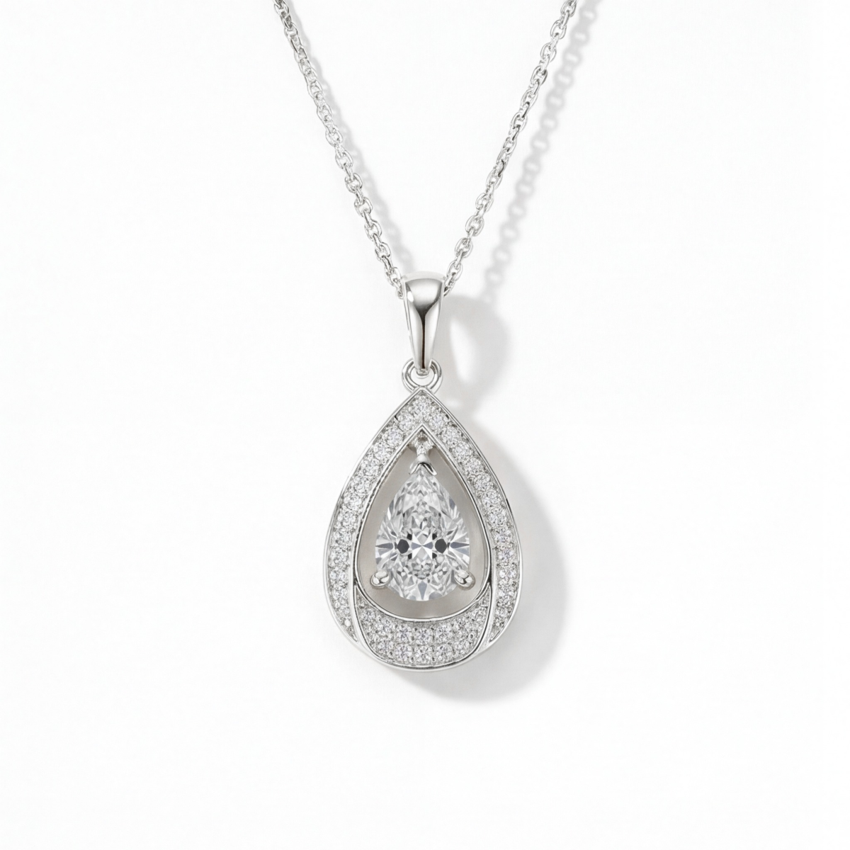 Pendula - Teardrop Moissanite Hanger met Dubbele Halo Elegantie