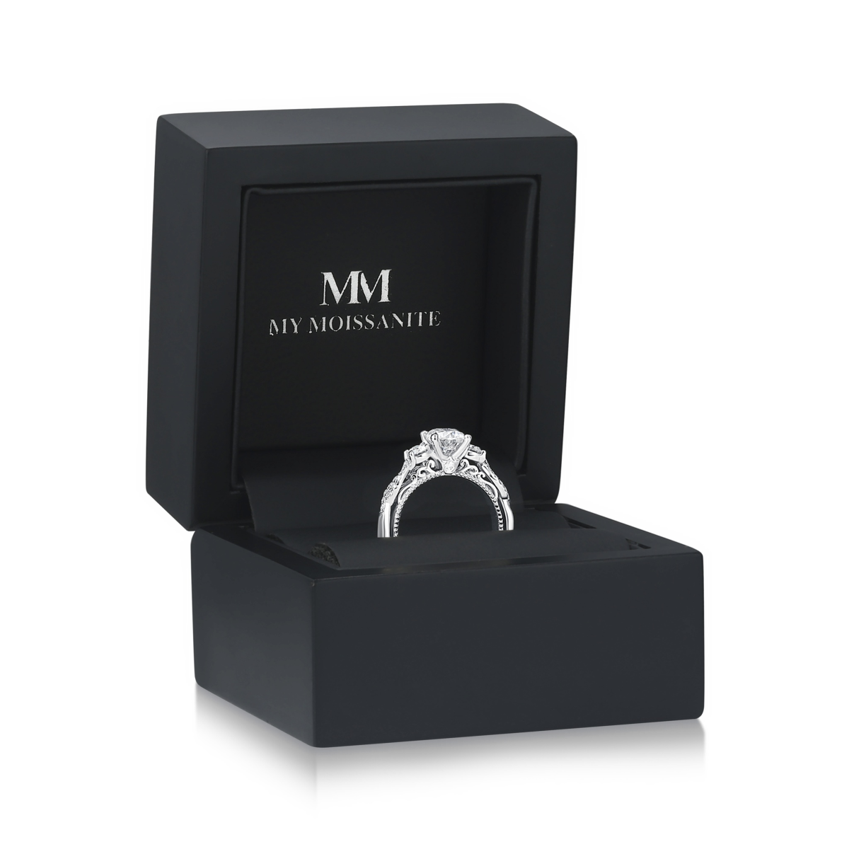 Circe - Vintage Geïnspireerde Moissanite Verlovingsring Met Zijstenen En Filigraan Details