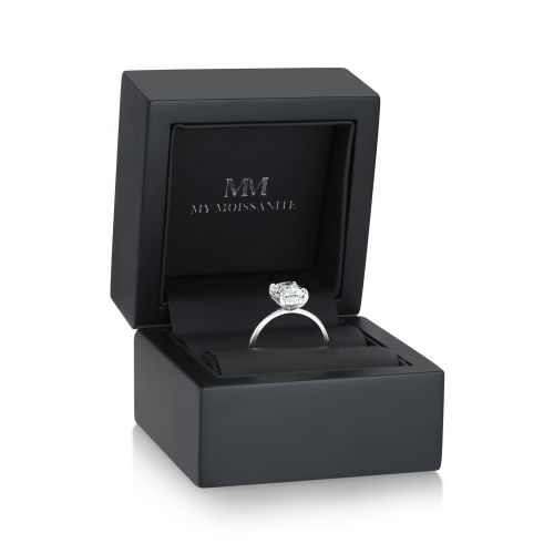 Mirabelle - Radiant Geslepen Moissanite Solitaire Ring met Mandzetting en Hidden Halo