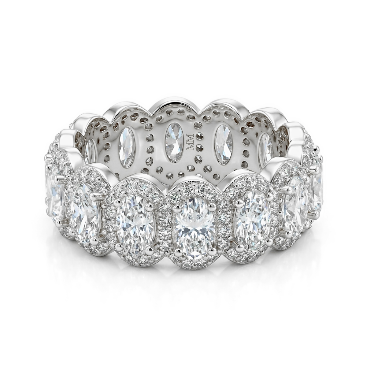 Opaline - ovale moissanite eternity ring met geschulpte halo in pavézetting