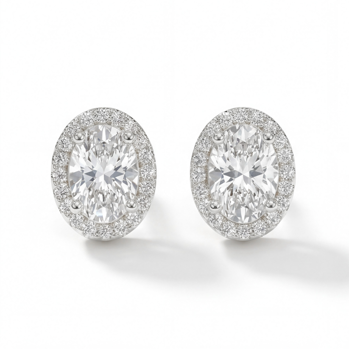 Ellipse - Ovale Moissanite Stud Oorbellen in Halo Zetting