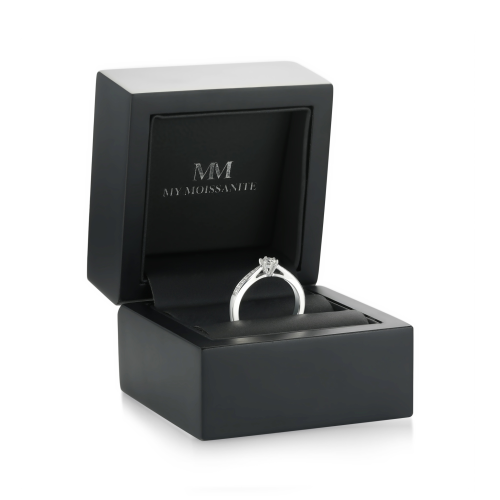 Sophia - Moissanite Verlovingsring met Pavé Zijstenen