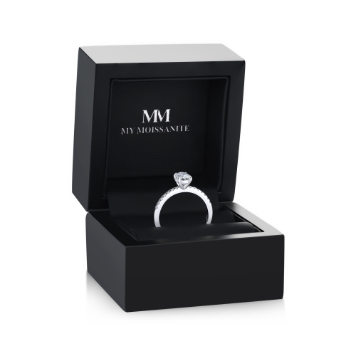 Nina - Ovaal Moissanite Ring met Pavé Zijstenen