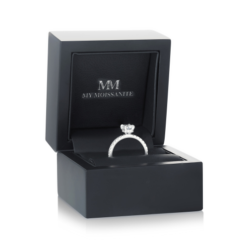 Astra - Radiant Moissanite Ring met Pavé Zijstenen & Hidden Halo