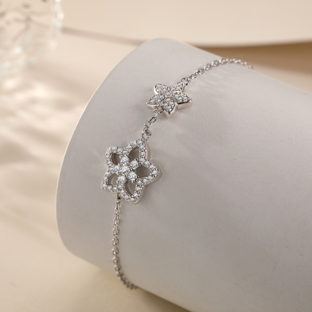Fiorella - Verstelbare Moissanite Bloem Bedelarmband Met Pavé Zettingen