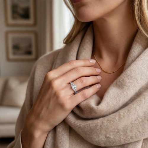Ovaline - Ovaal Moissanite Ring met Minimalistische Zijstenen - lifestyle