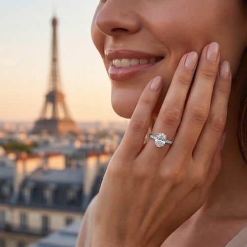 Mirage - Ovaal Geslepen Moissanite Verlovingsring Met Pavé Zijstenen - lifestyle