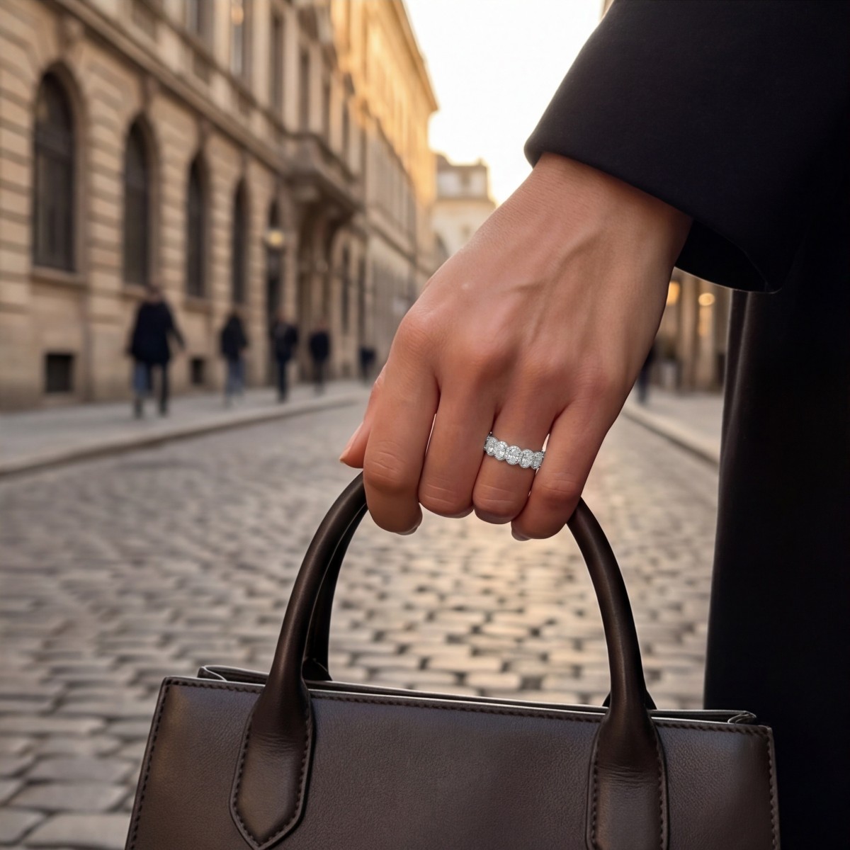 Opaline - Ovaal Geslepen Moissanite Eternity Ring Met Geschulpte Pavé Halo