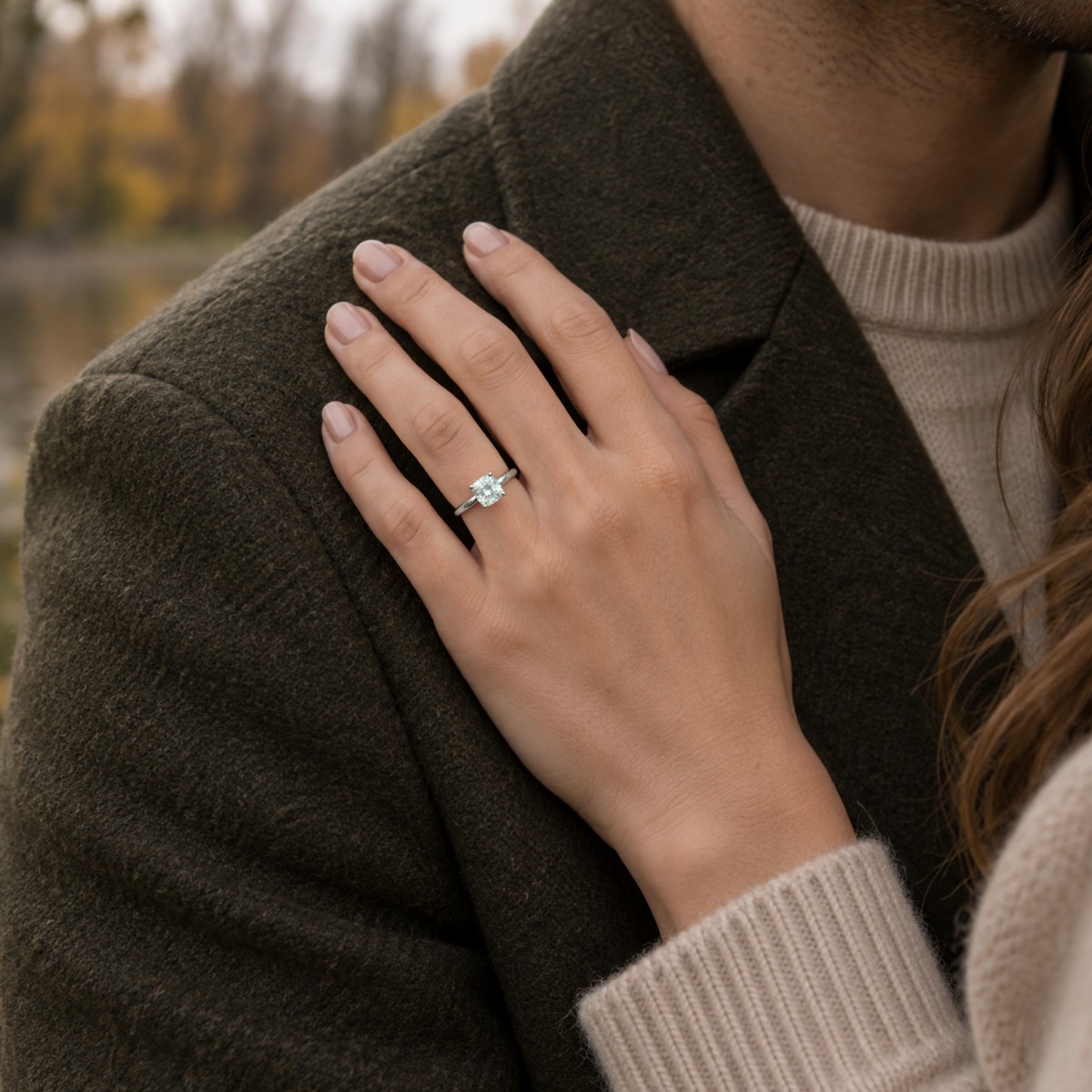 Altessa - cushion moissanite solitair verlovingsring in een hoge zetting met vier klauwen