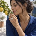 Wisteria - ovale moissanite ring met ringband in de vorm van gedraaide ranken