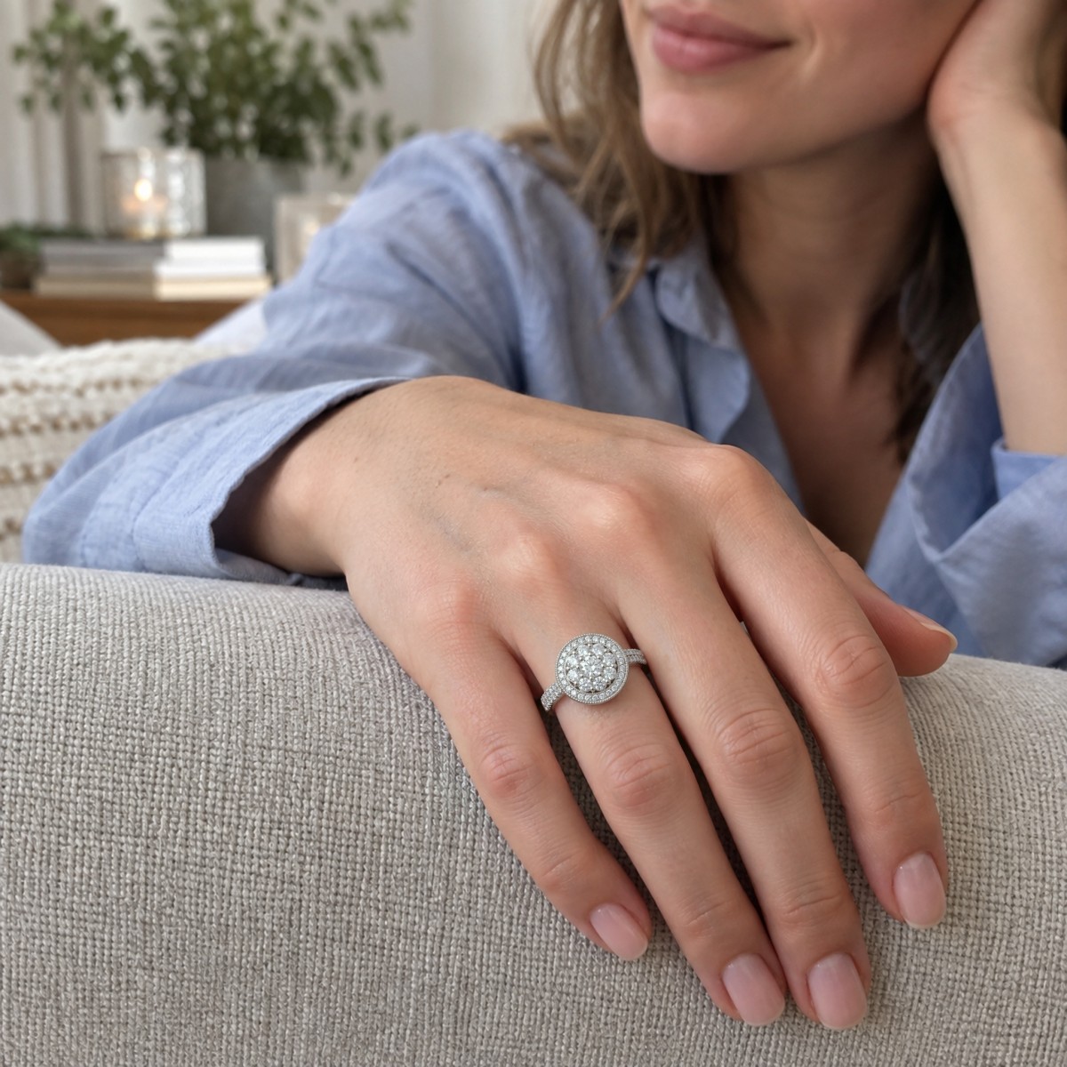 Corollina - ronde moissanite clusterring met halo en pavé schouders