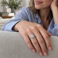 Corollina - ronde moissanite clusterring met halo en pavé schouders