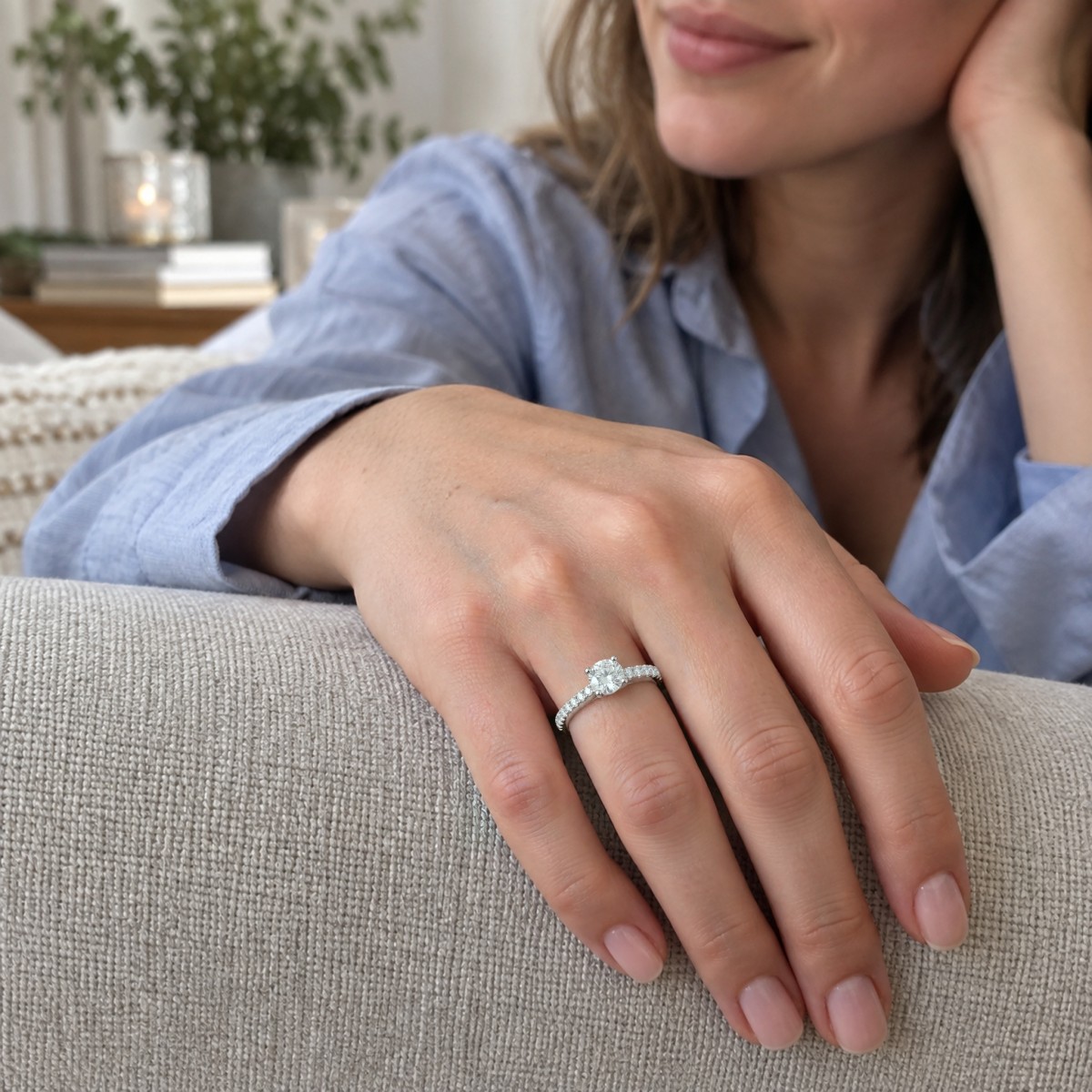 Juliette - ronde moissanite verlovingsring met pavé ringband