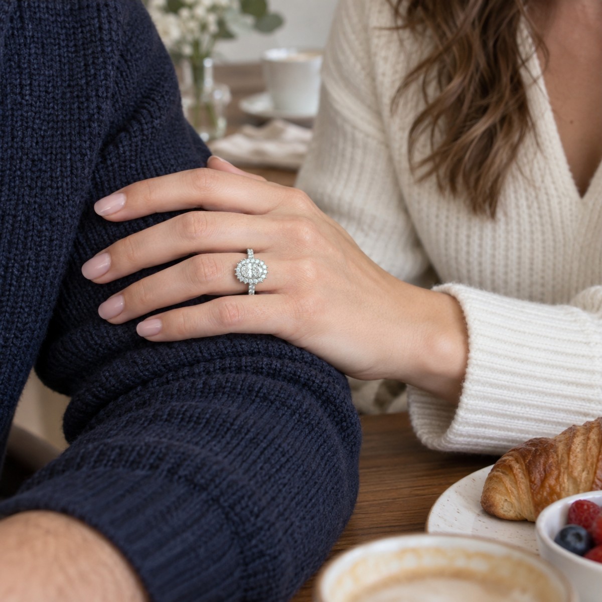 Soleil - ovale moissanite ring met halo en pavé ringband