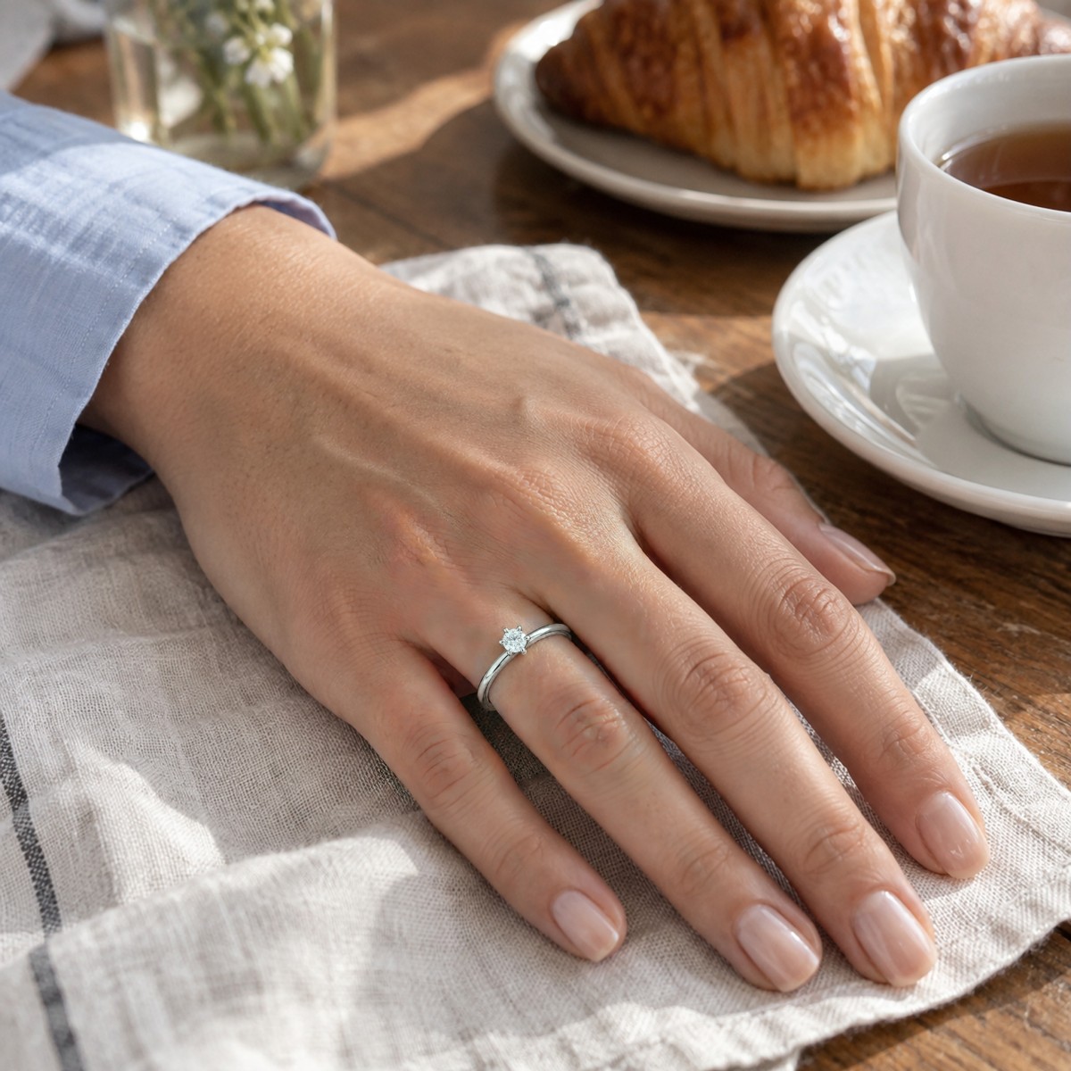 Lily - ronde moissanite solitair ring in een tulpzetting