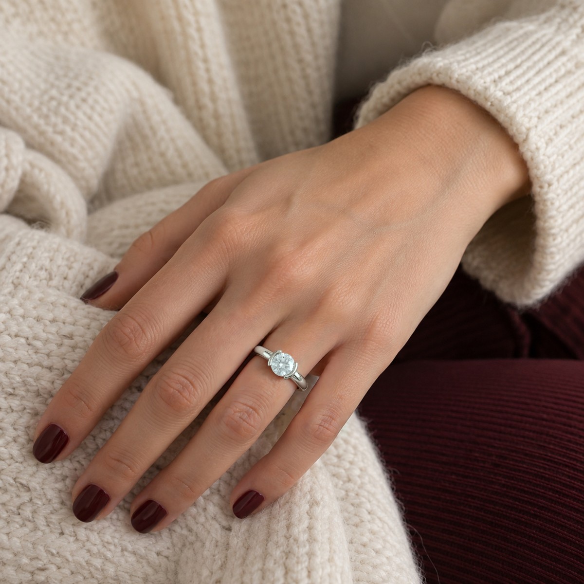 Demi - ronde moissanite solitair ring met halve kastzetting