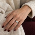 Demi - ronde moissanite solitair ring met halve kastzetting