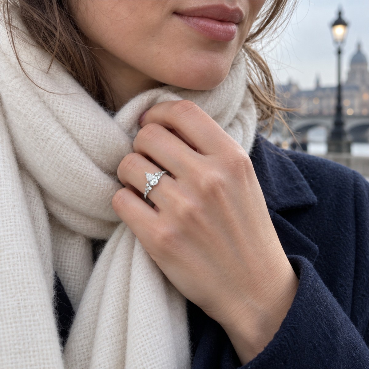 Estelle - peervormige moissanite ring met verspreide zijstenen