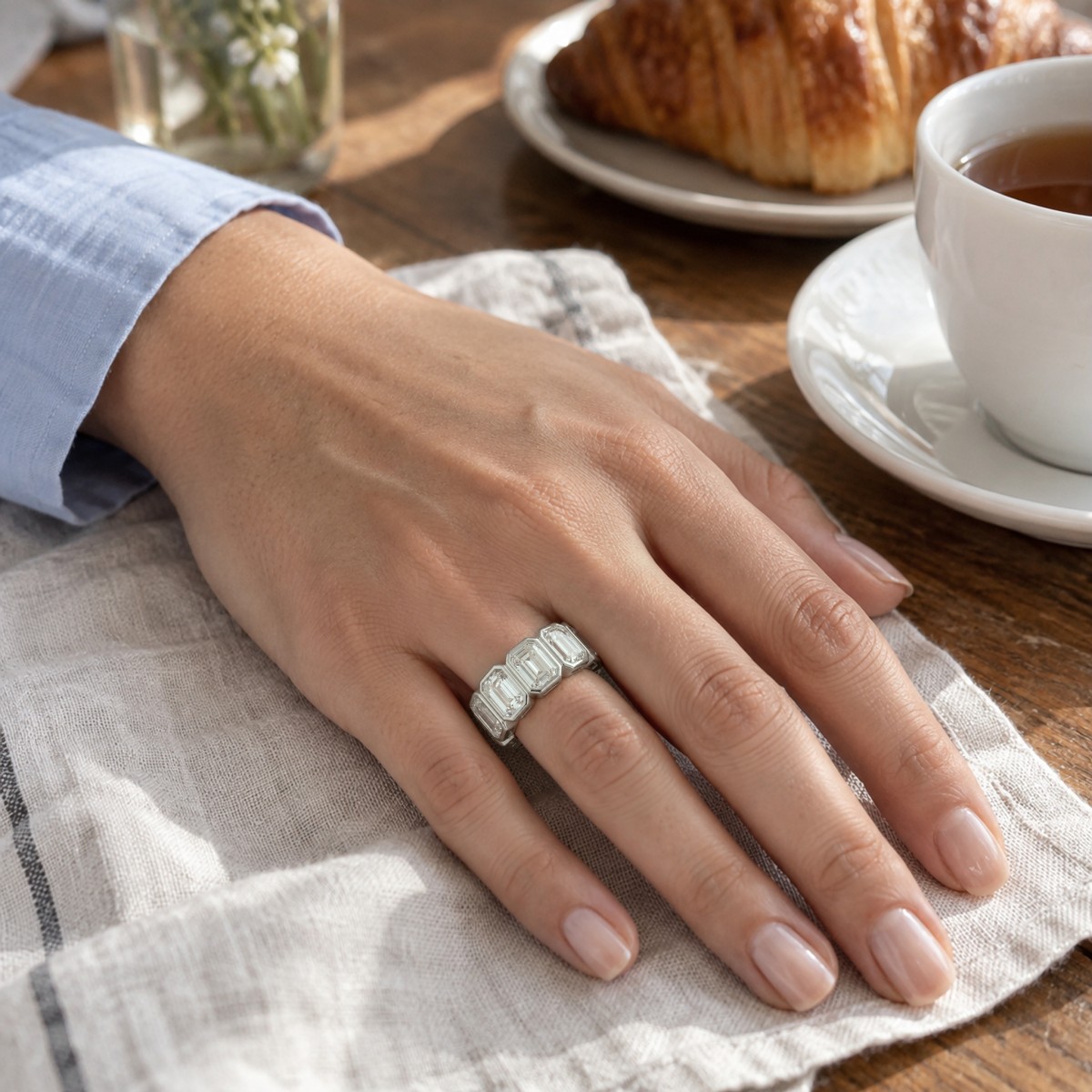 Devotion - emerald cut moissanite volledig bezette eternity ring met kastzettingen