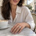 Duetta - ronde moissanite eternity ring met X-motieven