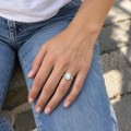 Reverie - elongated cushion moissanite solitair verlovingsring met acht klauwen