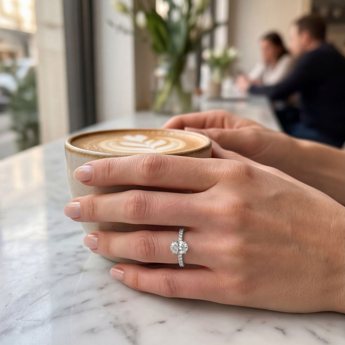 Nina Ring - Ovaal Moissanite Ring met Pavé Zijstenen