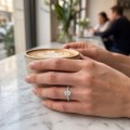 Nina Ring - Ovaal Moissanite Ring met Pavé Zijstenen