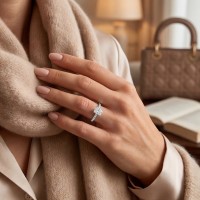 Astra - Radiant Moissanite Ring met Pavé Zijstenen & Hidden Halo