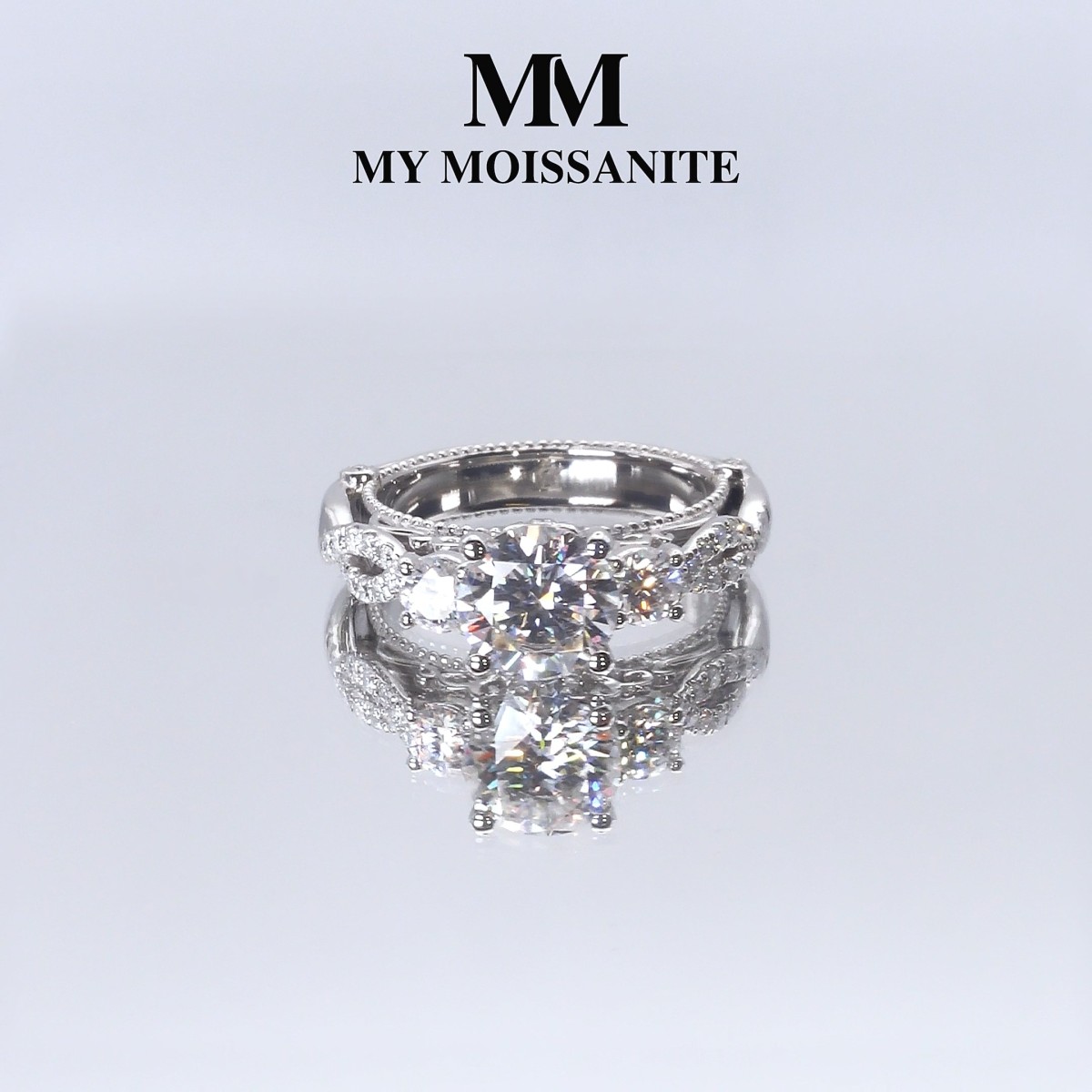 Circe - Vintage Geïnspireerde Moissanite Verlovingsring Met Zijstenen En Filigraan Details