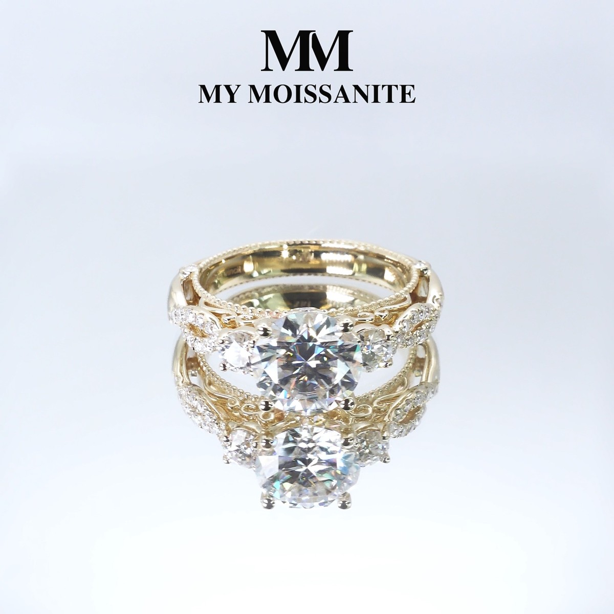 Circe - Vintage Geïnspireerde Moissanite Verlovingsring Met Zijstenen En Filigraan Details