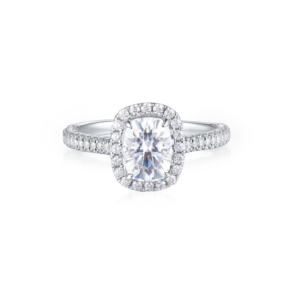 Plushette - Langwerpige Cushion Moissanite Verlovingsring Met Halo en Micropavé Schacht